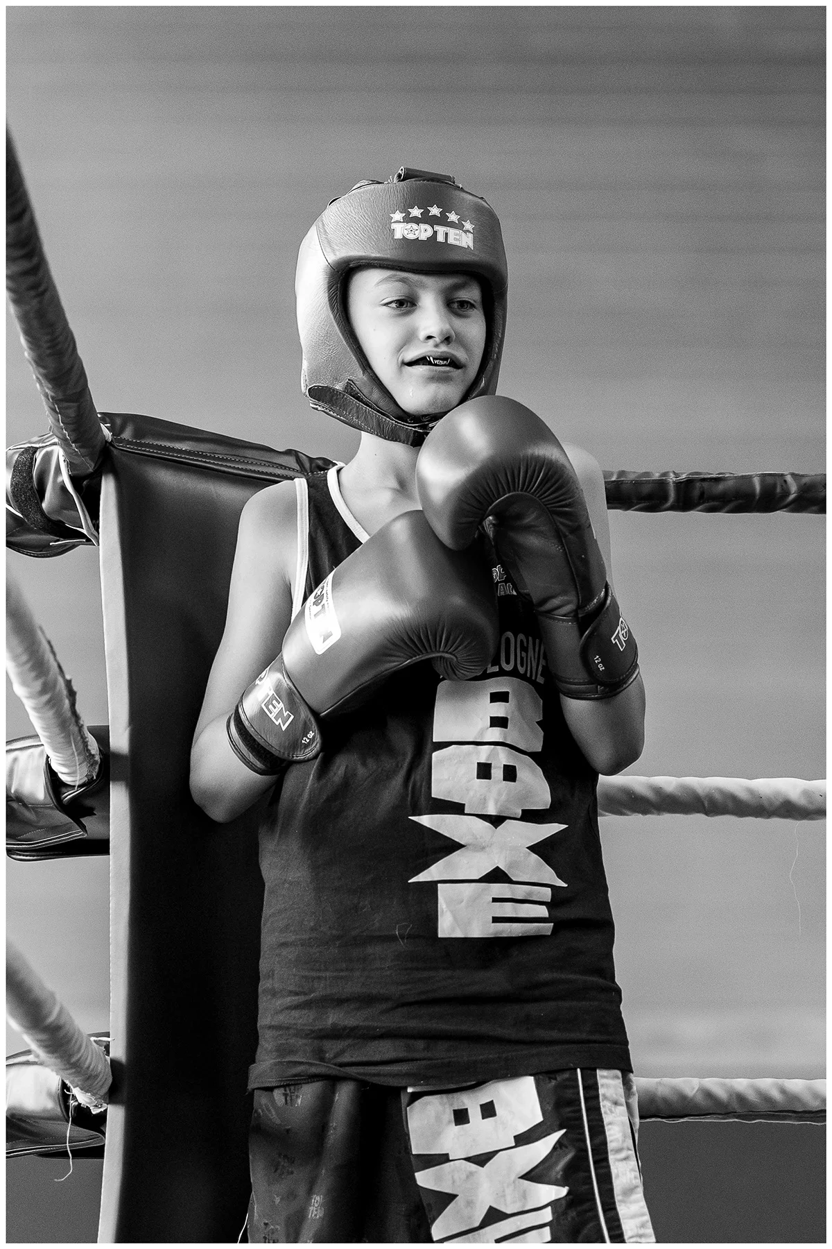 Un jeune boxeur dans le coin du ring