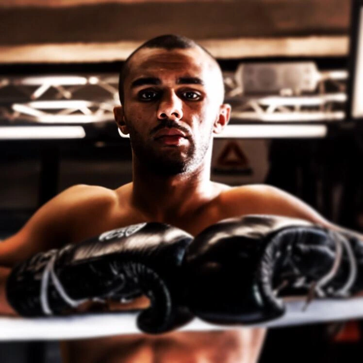 Oualid Belaoura, gants posés sur les cordes du ring
